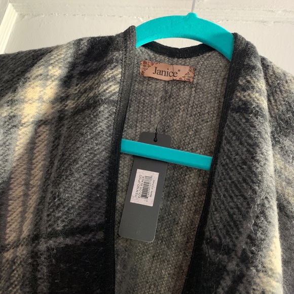 Patterned Poncho - Picture 4 of 4